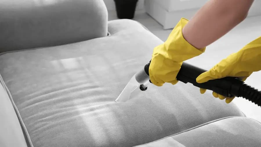 Nettoyage professionnel de canapé à domicile par GodiClean à Bienne
